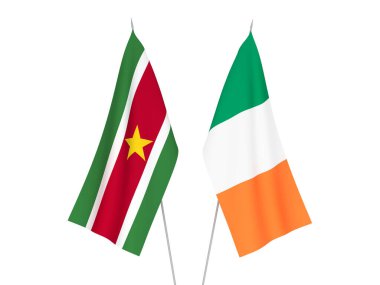 Beyaz arka planda İrlanda ve Surinam 'ın ulusal kumaş bayrakları izole edildi. 3d resimleme.