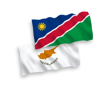Kıbrıs Rum Kesimi ve Namibya Cumhuriyeti 'nin ulusal taşıyıcı kumaş bayrakları beyaz arka planda izole edildi. 1 'e 2 oranında.