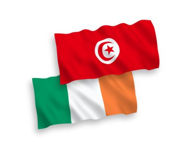 Beyaz arka planda İrlanda ve Tunus Cumhuriyeti 'nin ulusal taşıyıcı kumaş bayrakları izole edildi. 1 'e 2 oranında.