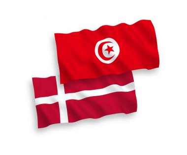 Beyaz arka planda Danimarka ve Tunus Cumhuriyeti 'nin ulusal taşıyıcı kumaş bayrakları izole edildi. 1 'e 2 oranında.