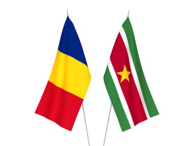 Romanya ve Surinam 'ın ulusal kumaş bayrakları beyaz arka planda izole edildi. 3d resimleme.