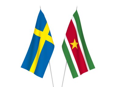 İsveç ve Surinam 'ın ulusal kumaş bayrakları beyaz arka planda izole edildi. 3d resimleme.