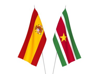 Beyaz arka planda İspanya ve Surinam 'ın ulusal kumaş bayrakları izole edildi. 3d resimleme.