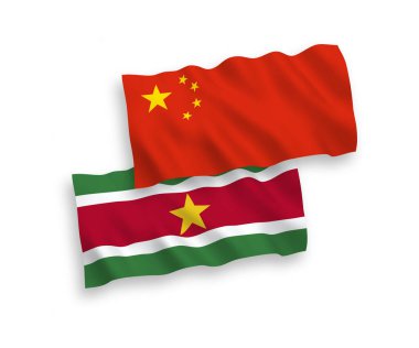 Surinam Cumhuriyeti ve Çin 'in ulusal taşıyıcı kumaş bayrakları beyaz arka planda 1' e 2 oranında izole edildi.