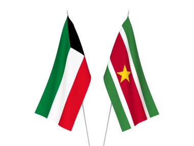 Beyaz arka planda Kuveyt ve Surinam 'ın ulusal kumaş bayrakları izole edildi. 3d resimleme.