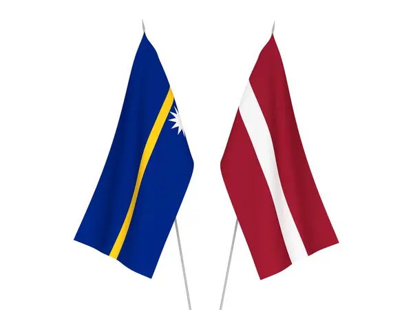Національні Прапори Латвії Республіки Науру Були Ізольовані Білому Тлі Візуалізація — стокове фото