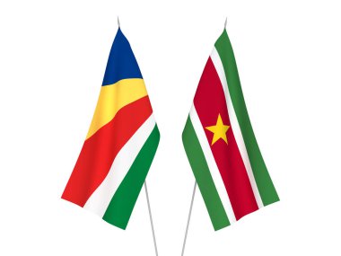 Beyaz arka planda Seyşel ve Surinam 'ın ulusal kumaş bayrakları izole edildi. 3d resimleme.