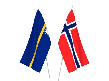 Beyaz arka planda Norveç ve Nauru Cumhuriyeti 'nin ulusal kumaş bayrakları izole edildi. 3d resimleme.