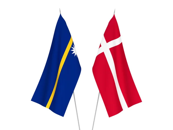 Nationalfahnen Der Republik Nauru Und Dänemark Isoliert Auf Weißem Hintergrund — Stockfoto