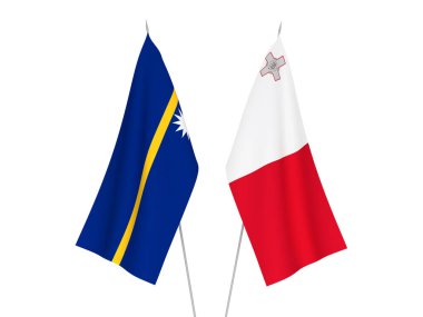 Nauru ve Malta Cumhuriyeti bayrakları