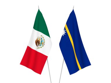 Beyaz arka planda Nauru ve Meksika Cumhuriyeti 'nin ulusal kumaş bayrakları izole edildi. 3d resimleme.