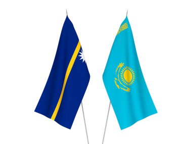 Beyaz arka planda Kazakistan ve Nauru Cumhuriyeti 'nin ulusal kumaş bayrakları izole edildi. 3d resimleme.