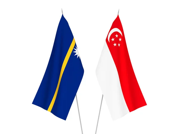 Nationella Tyg Flaggor Republiken Nauru Och Singapore Isolerad Vit Bakgrund — Stockfoto