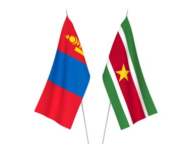 Beyaz arka planda Moğolistan ve Surinam 'ın ulusal kumaş bayrakları izole edildi. 3d resimleme.