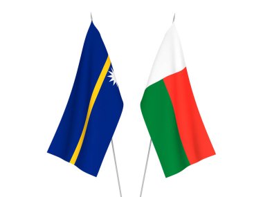 Madagaskar ve Nauru Cumhuriyeti 'nin ulusal kumaş bayrakları beyaz arka planda izole edildi. 3d resimleme.