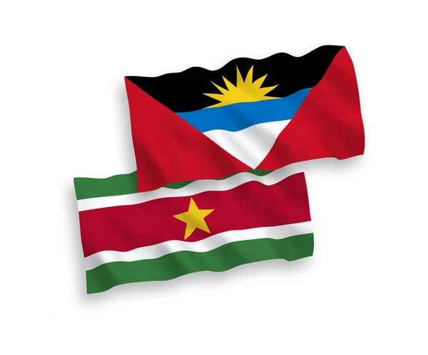 Banderas de la República de Surinam y Antigua y Barbuda sobre fondo blanco — Vector de stock