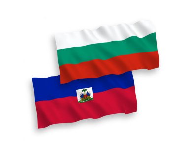 Beyaz arka planda Bulgaristan ve Haiti Cumhuriyeti 'nin ulusal taşıyıcı kumaş bayrakları izole edildi. 1 'e 2 oranında.