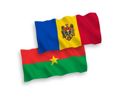 Beyaz arka planda Burkina Faso ve Moldova 'nın ulusal taşıyıcı kumaş bayrakları izole edildi. 1 'e 2 oranında.