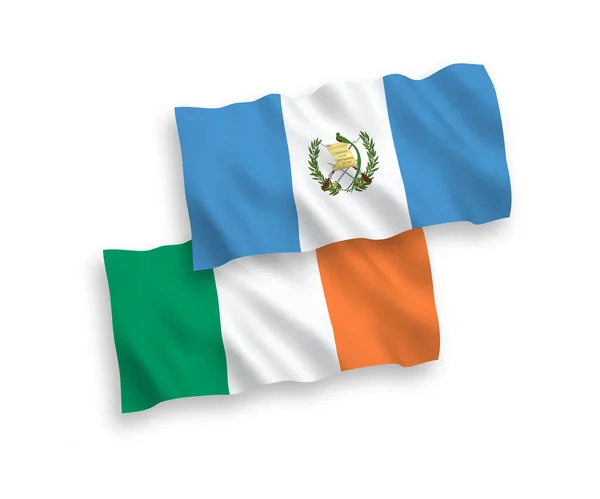 爱尔兰和危地马拉共和国的国家病媒织物波条旗在白色背景下隔离 1比2的比例 — 图库矢量图片