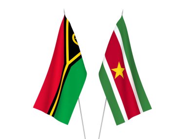 Beyaz arka planda Vanuatu Cumhuriyeti ve Surinam Cumhuriyetinin ulusal kumaş bayrakları izole edildi. 3d resimleme.