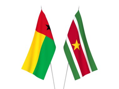 Beyaz arka planda Gine Bissau Cumhuriyeti ve Surinam Cumhuriyeti 'nin ulusal kumaş bayrakları izole edildi. 3d resimleme.