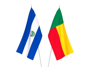 Beyaz arka planda Benin ve El Salvador Cumhuriyeti 'nin ulusal kumaş bayrakları izole edildi. 3d resimleme.