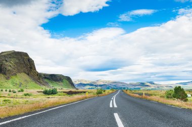 Dağ Manzaralı İzlanda yol. 