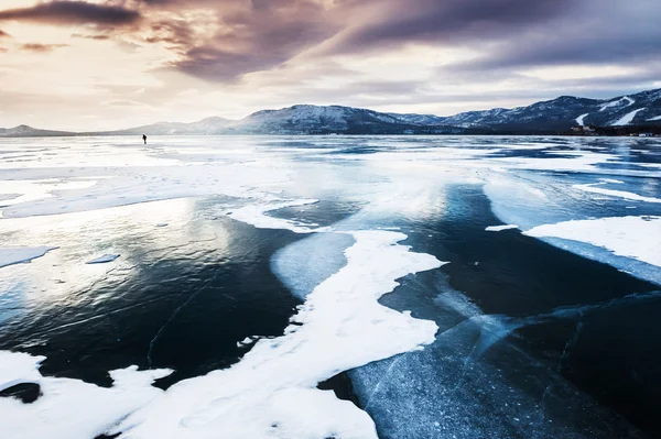 Lago congelado e montanhas ao pôr do sol . — Fotografia de Stock