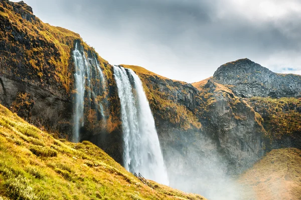 Vackra och berömda vattenfallet Seljalandsfoss, södra Island. — Stockfoto