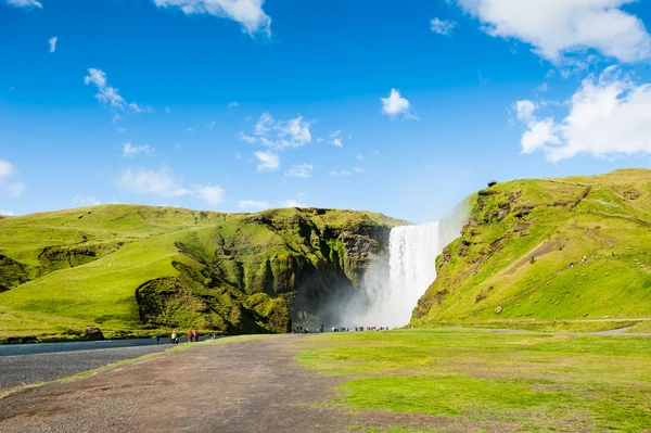 Schöner und berühmter skogafoss wasserfall, südisland. — Stockfoto