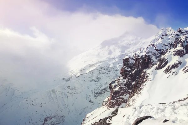 Vackert vinterlandskap med snöklädda berg — Stockfoto