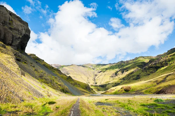 Paisagem islandesa com montanhas. Islândia do Sul — Fotografia de Stock