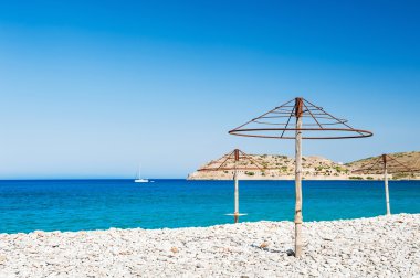 Turkuaz su ve beyaz çakıl taşları ile boş plaj