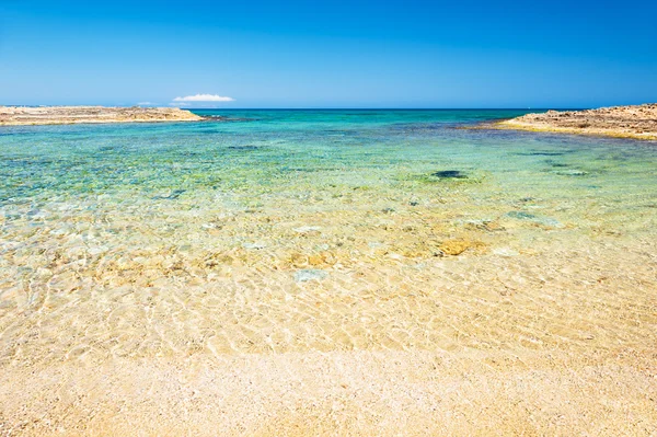 Belle plage tropicale avec eau turquoise et sable blanc . — Photo