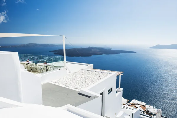 Arquitectura blanca en la isla de Santorini, Grecia. — Foto de Stock