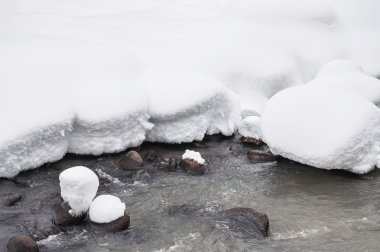 İlkbaharda nehirde eriyen kar. 