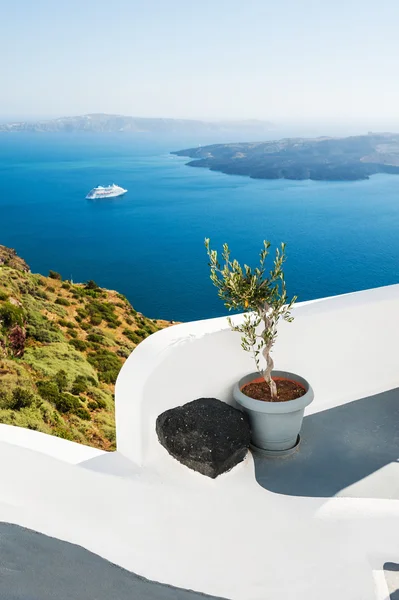Arquitetura branca na ilha de Santorini, Grécia. — Fotografia de Stock