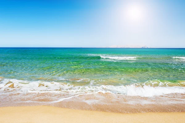 Playa tropical con agua turquesa y arena blanca . — Foto de Stock