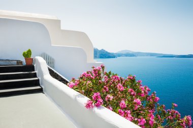 Yunanistan 'ın Santorini adasında beyaz mimari.