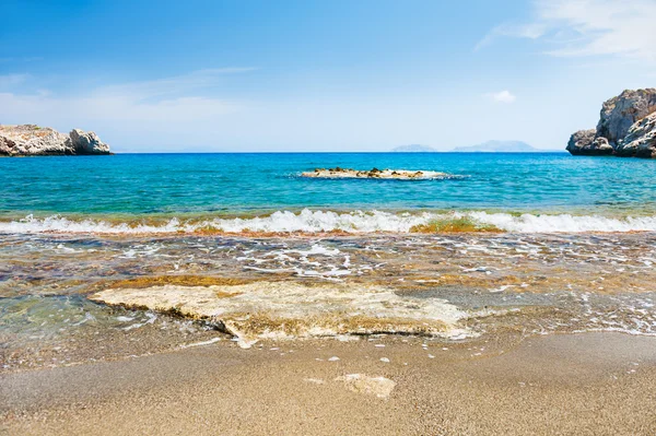 Hermosa playa con agua turquesa clara y acantilados . — Foto de Stock