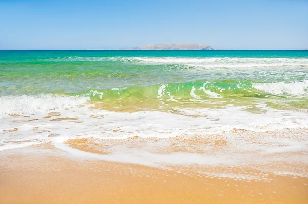 Hermosa playa con agua turquesa y arena blanca . — Foto de Stock