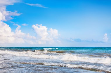 Deniz ve mavi gökyüzü beyaz bulutlar ile