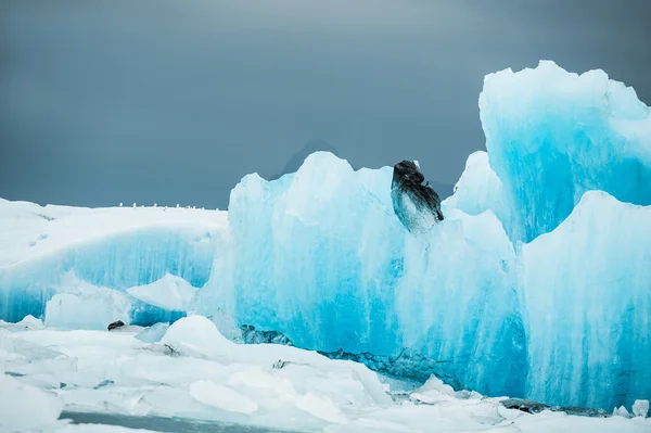 Große blaue Eisberge in der Gletscherlagune von jokulsarlon, Südisland — Stockfoto