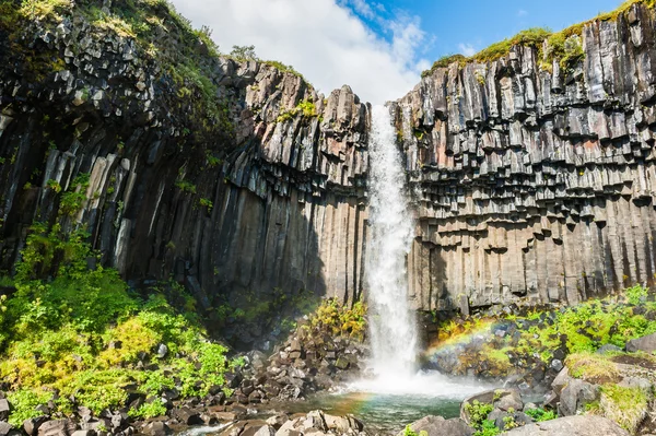 Cascada Svartifoss con columnas de basalto . — Foto de Stock