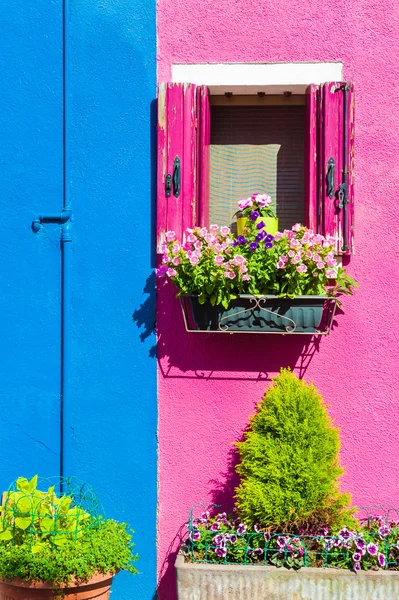 Πολύχρωμα σπίτια στο Burano νησί κοντά στη Βενετία, Ιταλία — Φωτογραφία Αρχείου