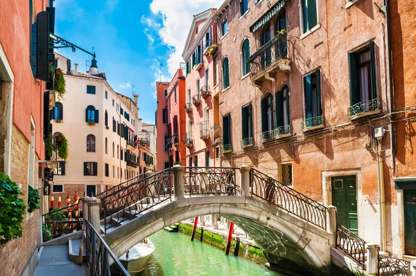 Canal en Venecia, Italia — Foto de Stock