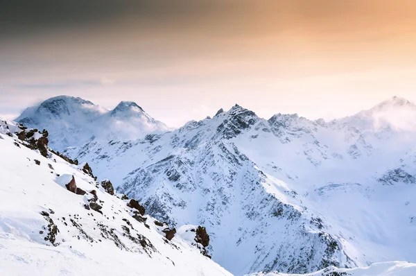 Montañas cubiertas de nieve al atardecer —  Fotos de Stock