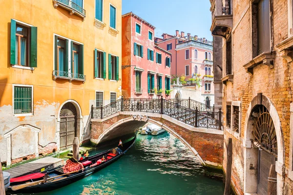 Canal panorámico con puente y coloridos edificios en Venecia, Italia — Foto de Stock