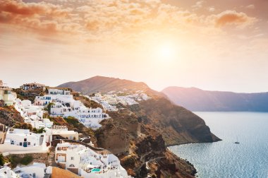 Santorini Island, Yunanistan gündoğumu, panoramik manzaralı.