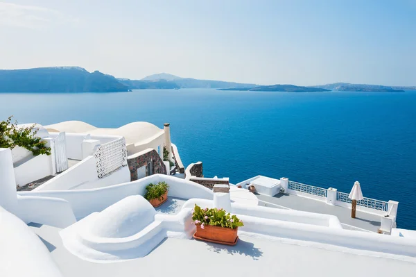 Arquitectura blanca en la isla de Santorini, Grecia. — Foto de Stock